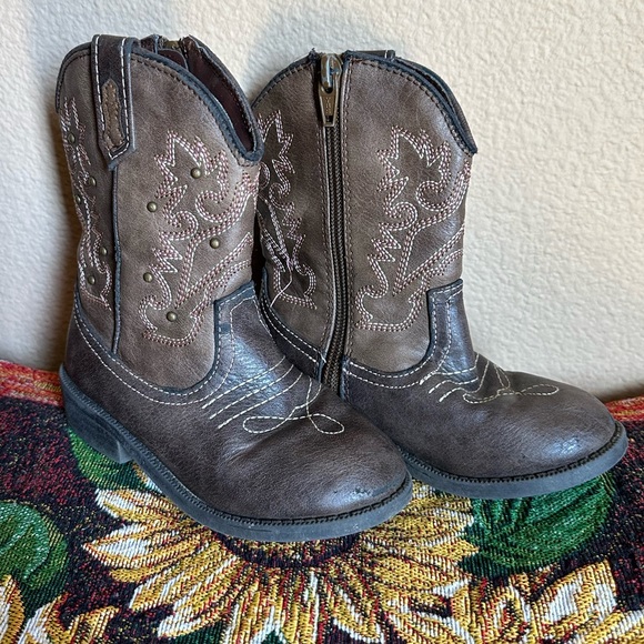 COPY - Size 9 little girl brown side zip up Western Cowgirl boots. - Picture 2 of 10